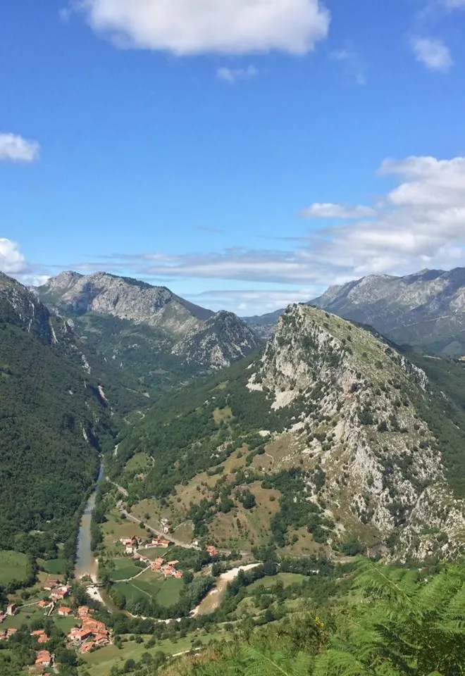 Vista aerea de Niserias al lado del Rio Cares